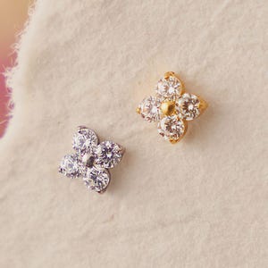 18G / 16G Titan Blumen Ohrstecker • Tragus Ohrring • Helix • Knorpel • Innengewinde • Flachrücker Ohrring • Geschenk für Sie
