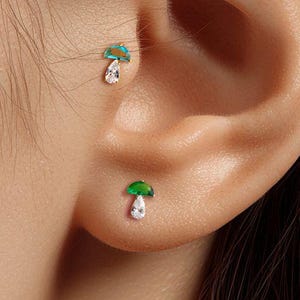 Boucle d'oreille champignon en titane CZ 18 g / 16 g • Boucle d'oreille tragus • Hélice • Cartilage • Filetage interne • Boucle d'oreille à dos plat • Cadeau pour elle