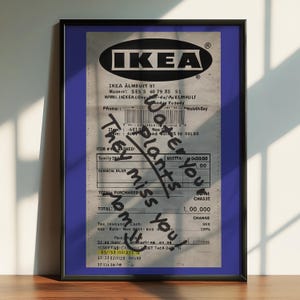Puede incluir: Un recibo de IKEA enmarcado con texto escrito a mano que dice "¡Te echan de menos! Riega tus plantas." El recibo muestra un total de 1.000.000 y un cambio de 00X. El recibo está fechado el 65/33/03/301.