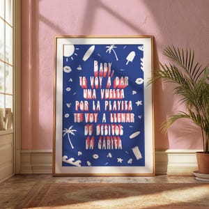 Puede incluir: Un póster azul con texto blanco que dice "BABY, TE VOY A DAR UNA VUELTA POR LA PLAYITA TE VOY A LLENAR DE BESITOS LA GARITA". El póster está decorado con varios iconos de temática playera, incluyendo palmeras, conchas marinas y tablas de surf.