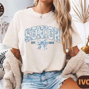 Comfort Colors Senior 2026 Shirt, Preppy & Floral Tee For Graduation, Cute Class Of 2026 Top, High School Senior Sweater, Graduate T-shirt