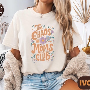 カオス・マムズ・クラブのシャツ、フローラル・ママTシャツ、ママへの誕生日プレゼントTシャツ、トレンディ・ママ・スウェットシャツ、コンフォートカラーのマザーフッド・シャツ、クール・ママ・シャツ