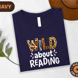Camiseta louca por leitura, camiseta de oncinha com viciada em livros, camiseta fofa de professora com livros, suéter para amantes da leitura, camiseta com estampa de leitor ávido, presente para amantes de livros