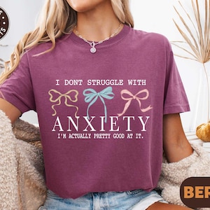 Ik worstel niet met angst, ik ben eigenlijk best goed in Shirt, shirt geestelijke gezondheid, shirt angst, angstshirt, angsthumorcadeau, comfortkleuren T-shirt