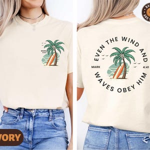 Zelfs de wind en de golven gehoorzamen hem shirt, christelijk strand-T-shirt, bijbelvers trui, op geloof gebaseerd T-shirt, tienerdoopcadeau, Ocean Aesthetic T-shirt