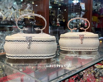 BG9:Oval-shaped, flat-lidded, woven bag (can hold a phone)
