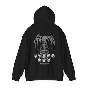 K&ouml;nnte beinhalten: Schwarzer Kapuzenpullover mit einem grafischen Design mit dem Text "Stray Kids" in einer stilisierten Schriftart. Das Design umfasst Cartoon-Tiergesichter und ein dekoratives Emblem. Der Kapuzenpullover hat eine Kapuze und lange &Auml;rmel.