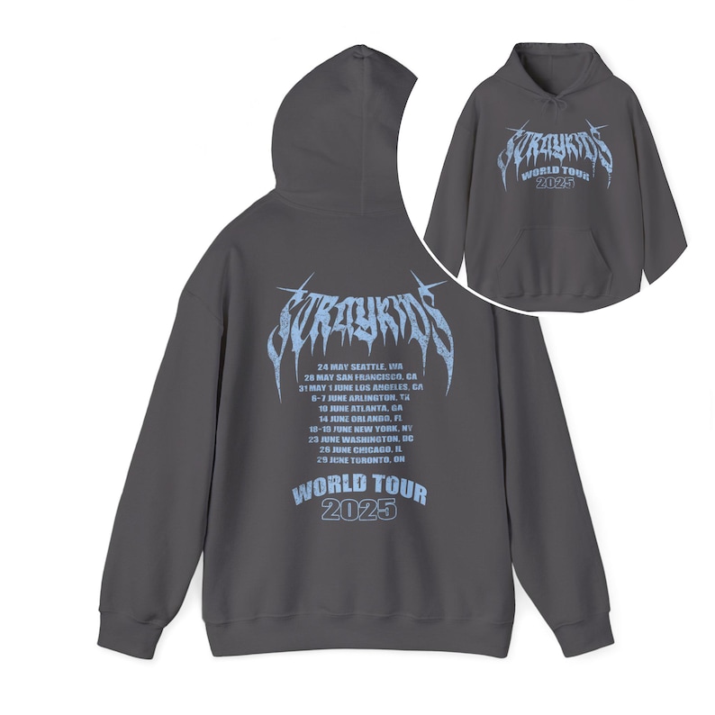 Puede incluir: Una sudadera con capucha gris carb&oacute;n con capucha y bolsillo delantero. La parte trasera de la sudadera presenta el texto "Stray Kids World Tour 2025" en azul claro, junto con una lista de fechas y lugares de la gira. Una imagen m&aacute;s peque&ntilde;a de la sudadera est&aacute; en la esquina superior derecha.