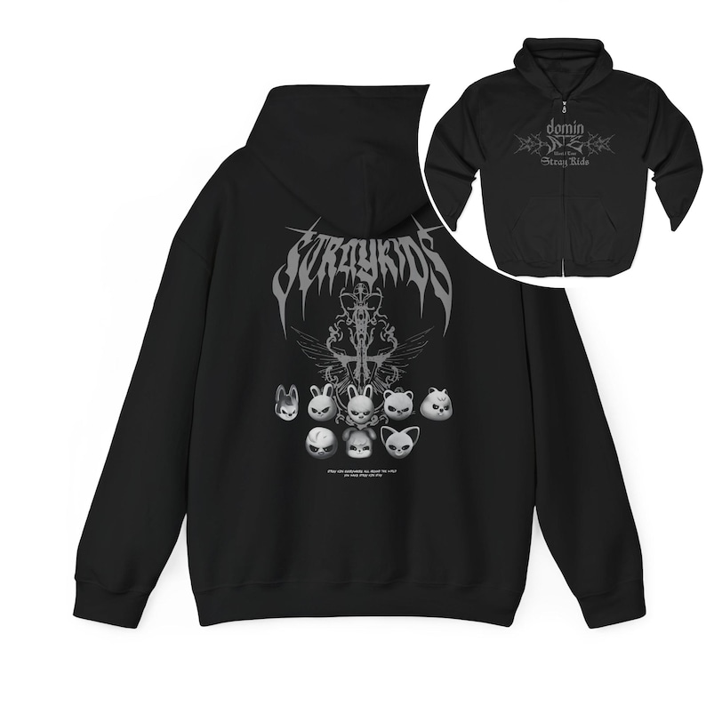 K&ouml;nnte beinhalten: Schwarzer Kapuzenpullover mit Rei&szlig;verschluss und silbernem Grafikdesign auf der R&uuml;ckseite, einschlie&szlig;lich des Textes "Stray Kids" und Cartoon-Tiergesichtern. Auf der Vorderseite des Hoodies steht der Text "domin" und "Stray Kids" in Silber.