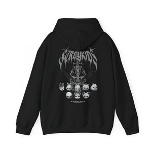 K&ouml;nnte beinhalten: Schwarzer Kapuzenpullover mit dem Text "Stray Kids" in einer gotischen Schriftart und einer Grafik von stilisierten Tiergesichtern in Grau und Wei&szlig;. Der Hoodie hat eine Kapuze und eine Vordertasche.