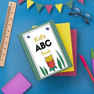 Può includere: Una pila di libri colorati su una superficie blu, tra cui un libro verde intitolato "Kid's ABC Book" con un'illustrazione di un gatto. Sono presenti anche un righello di legno, penne e un piccolo taccuino, insieme a ghirlande decorative e occhiali.