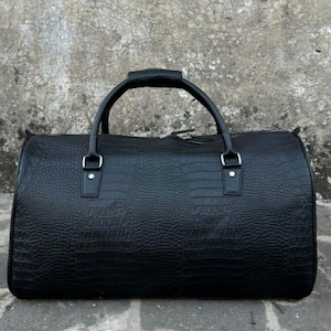 Bolsa de viaje personalizada de piel de cocodrilo negra: ideal para el fin de semana o para el gimnasio.