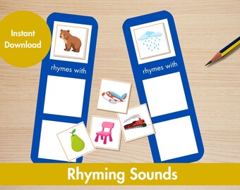 Pode incluir: Jogo educativo de rimas com cartões azuis e brancos com ilustrações de um urso, uma nuvem de chuva, um avião, uma cadeira, uma pera e um comboio. O texto "Rhyming Sounds" é exibido em uma faixa amarela.