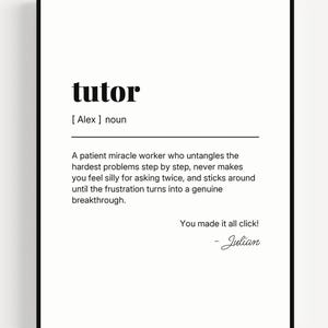 以下が含まれることがあります： 白い背景に額装されたウォールアートプリントで、tutorという単語が辞書形式で定義されています。テキストは「tutor [ Alex ] noun. A patient miracle worker who untangles the hardest problems step by step. You made it all click! - Julian.」と記載されています。
