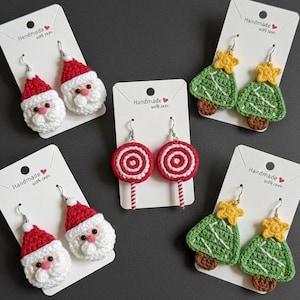 Puede incluir: Pendientes de Navidad hechos a mano con diseños de Papá Noel, árboles de Navidad con estrellas amarillas y piruletas rojas y blancas. Cada par se muestra en una tarjeta blanca con el texto "Handmade with love."