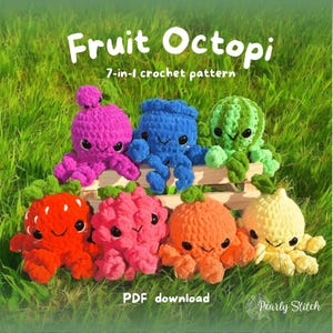 Puede incluir: Una colección de siete coloridos pulpos de ganchillo, cada uno diseñado para parecerse a una fruta diferente. Los pulpos están dispuestos sobre una superficie de madera contra un fondo de hierba verde. El texto "Fruit Octopi" y "7-en-1 crochet pattern" se muestran en la parte superior.