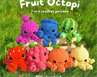 Può includere: Una collezione di sette polpi all'uncinetto colorati, ognuno progettato per assomigliare a un frutto diverso. I polpi sono disposti su una superficie di legno contro uno sfondo di erba verde. Il testo "Fruit Octopi" e "7-in-1 crochet pattern" è visibile.