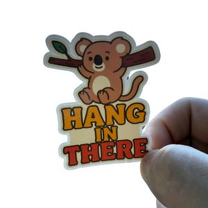 Vinylsticker Hang In There - verkrijgbaar in mat, holografisch en glanzend - grappige stickers - sticker waterfles, laptop, dagboek