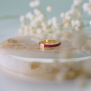 Guldfärgad justerbar ring – körsbärsröd emaljring, fyrkantig kristall