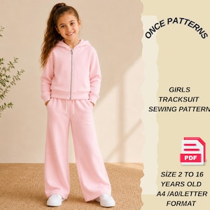 Op de afbeelding: Een lichtroze meisjes trainingspak, bestaande uit een hoodie met rits en een broek met wijde pijpen. De afbeelding bevat ook de tekst "ONCE PATTERNS" en "GIRLS TRACKSUIT SEWING PATTERN". De maat is voor meisjes van 2 tot 16 jaar oud.