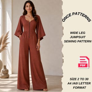 Peut inclure: Une combinaison pantalon à jambes larges de couleur rouille, avec une fermeture éclair sur le devant et des manches évasées. Le patron de couture comprend les tailles 2 à 30 et est disponible au format A4/A0/Lettre. Le texte "ONCE PATTERNS" et "WIDE LEG JUMPSUIT SEWING PATTERN" sont également visibles.