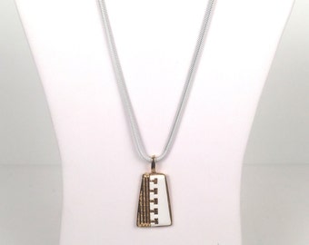 Vintage 1970s White and Gold Pendant Necklace