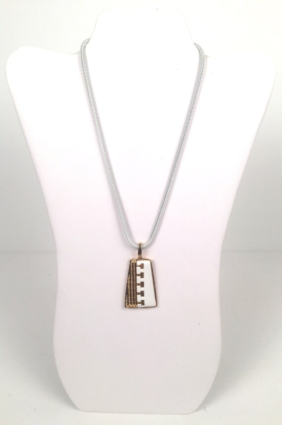 Vintage 1970s White and Gold Pendant Necklace - image 1