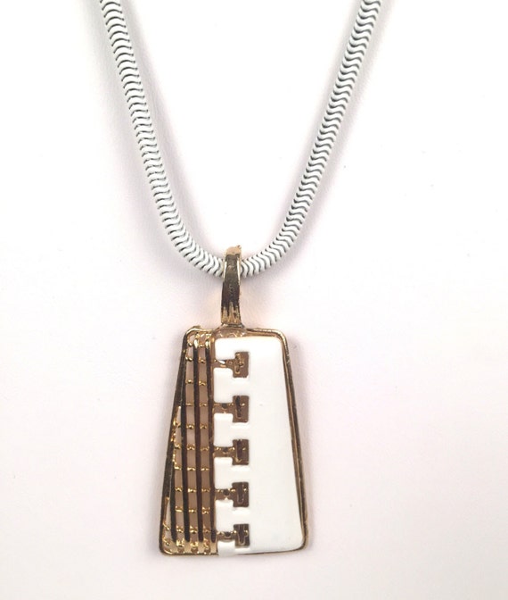Vintage 1970s White and Gold Pendant Necklace - image 2