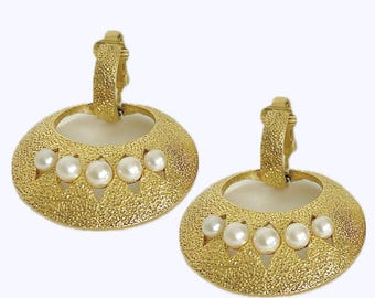 Vintage 1960s Gold and Pearl Clip On Earrings