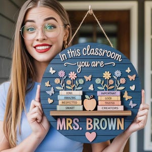 In diesem Klassenzimmer Schild, Lehrer Türschild, Lehrer Willkommensschild, Türschild für das Klassenzimmer, Türschild für den Lehrer, Geschenk für das Klassenzimmer