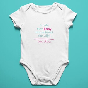 Cadeau baby shower amateur de télé-réalité | Un nouveau bébé mignon est entré dans la villa | grenouillère bébé Island | Grenouillère bébé personnalisée pour mères de télé-réalité