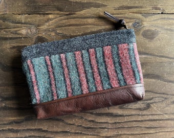 mittelgroße Tasche mit Reißverschluss aus Wolle und Leder