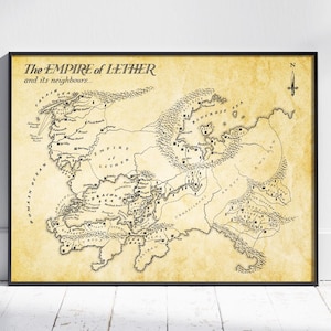 以下が含まれることがあります： 「The Empire of Lether and its neighbours」と題された額入りの地図。ヴィンテージの羊皮紙のような背景。地図には、陸地、都市、地理的特徴の詳細なイラストが黒インクで描かれています。コンパスローズが右上隅にあります。