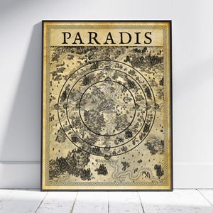 以下が含まれることがあります： 「PARADIS」の文字が上部にある、額装された地図のプリント。地図は、黒とタンの色調で、陸地、森林、川が描かれた詳細な円形デザインが特徴です。フレームは黒で、プリントは白い壁に立てかけられています。