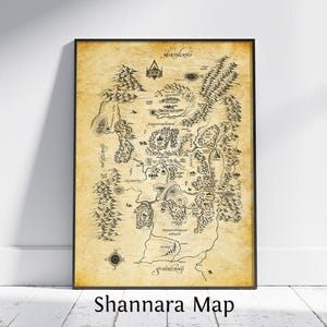 Puede incluir: Un mapa enmarcado de Shannara, con intrincadas ilustraciones en negro sobre un fondo color pergamino. El mapa representa un paisaje de fantasía con montañas, bosques y ríos. El texto "Shannara Map" se muestra en la parte inferior.
