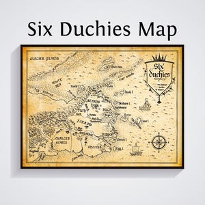 Puede incluir: Impresión enmarcada del mapa titulado "Six Duchies Map" con una estética vintage. El mapa presenta ilustraciones detalladas de masas terrestres, mares e islas, con etiquetas de texto. También se representan una rosa de los vientos y veleros. El marco es negro.