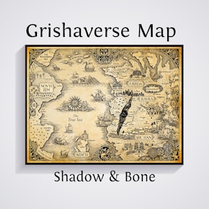 Peut inclure: Une carte encadrée du Grishaverse, avec des illustrations détaillées de lieux fictifs. La carte est dans des tons sépia avec le texte "Grishaverse Map" en haut et "Shadow & Bone" en bas. La carte comprend la True Sea et d'autres lieux.