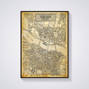 Peut inclure: Impression encadrée d'une carte de Arkham, Massachusetts, dans un style vintage. La carte présente des plans de rues détaillés, une rivière et le texte "ARKHAM MASSACHUSETTS". L'impression est sépia et encadrée en noir.