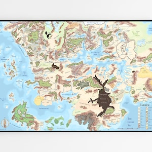 Puede incluir: Un mapa enmarcado de Faerûn, con una ilustración detallada de un mundo de fantasía. El mapa incluye masas terrestres en tonos marrones y verdes, con océanos y mares azules. El mapa está encerrado en un marco negro.