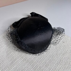 Vintage 1950s Black Satin Pillbox Hat with Bow and Birdcage Veil Mid-Century Vintage 1950s Black Satin Pillbox Hat with Bow and Birdcage  main image 4
