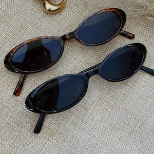 Gafas de sol ovaladas de estilo vintage, con montura clásica de carey y negra, perfectas para un estilo retro-chic veraniego y para el día a día.