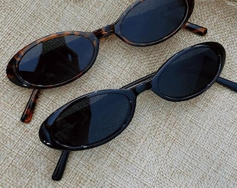 Gafas de sol ovaladas de estilo vintage, con montura clásica de carey y negra, perfectas para un estilo retro-chic veraniego y para el día a día.