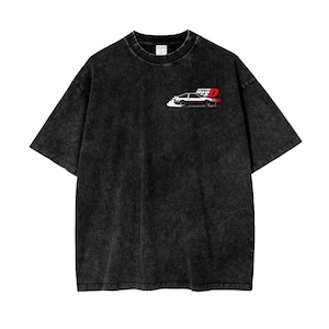 Könnte beinhalten: Schwarzes T-Shirt mit einem weißen Grafikdruck eines Autos und dem Text "Initial D" in Rot.