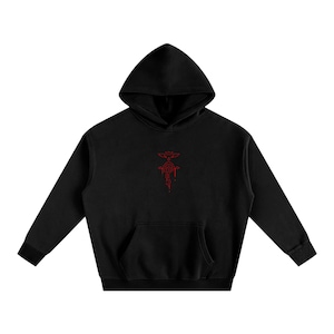 Pode incluir: Moletom preto com bolso frontal e capuz. O moletom apresenta um design gráfico vermelho no peito. O design é um emblema ou símbolo estilizado. O moletom é feito de um material macio.
