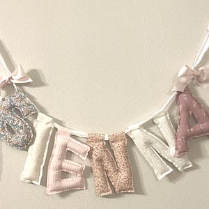 Banner de tela hecho a mano / Banner con nombre personalizado + Banner de feliz cumpleaños / Banner para ocasiones especiales / Hecho a mano + Hecho a pedido / Decoración de guardería