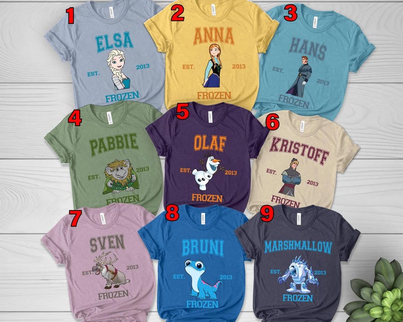 Eiskönigin Varsity Shirt mit Prinzessin Anna & Königin Elsa, Disneyland Familien Ausflug Tee, Kristoff Hans Olaf Sven Eiskönigin Fan Geschenk Bild 1