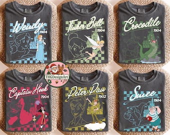 Peter Pan Charaktere EST 1904 T-Shirt, Komfortfarbe, Tinker Bell Captain Hook Tee, passendes Disney-Gruppenshirt, Urlaub 2025 Geschenk