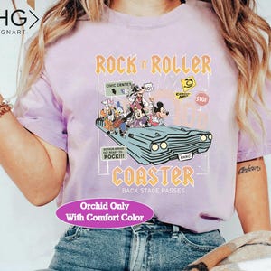 Puede incluir: Camiseta color orqu&iacute;dea con un gr&aacute;fico de personajes de Disney en un coche retro, con las palabras "Rock n Roller Coaster" y "Back Stage Passes". El dise&ntilde;o incluye el texto "Detour Ahead Get Ready to Rock!!!" y "Orchid Only With Comfort Color."