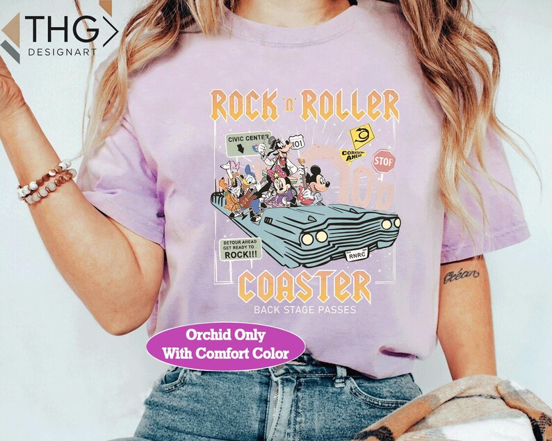 Puede incluir: Camiseta color orqu&iacute;dea con un gr&aacute;fico de personajes de Disney en un coche retro, con las palabras "Rock n Roller Coaster" y "Back Stage Passes". El dise&ntilde;o incluye el texto "Detour Ahead Get Ready to Rock!!!" y "Orchid Only With Comfort Color."
