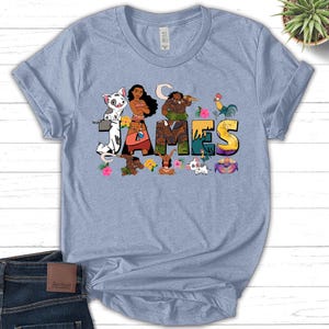 Camiseta personalizada de Moana con nombre personalizado, camiseta a juego de Disney Hei Hei Pua Maui Tamatoa para niños pequeños y vacaciones familiares. imagen 1